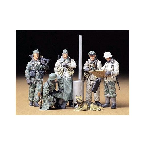 Tamiya Geman Soldiers at Field Briefing - model la scara