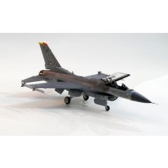 Tamiya F-16 CJ Fighting Falcon - model la scara