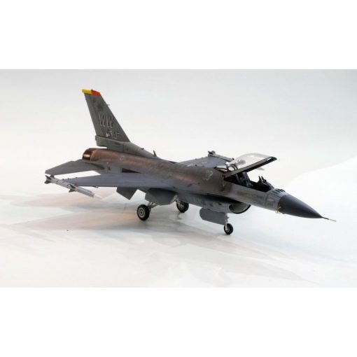 Tamiya F-16 CJ Fighting Falcon - model la scara