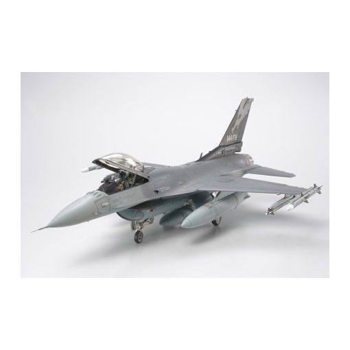 Tamiya Lockeed F-16C Fighting Falcon ANG - model la scara